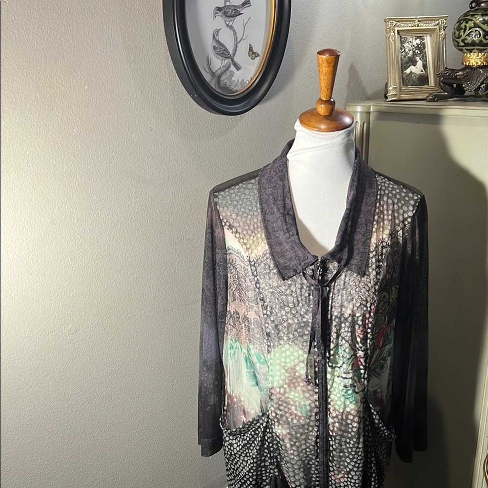 Black Floral Long Zip Front Top John Mark Large. WT247